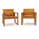 Et par "DIANA" lounge stole i fyrretræ med patineret cognacfarvet læder sæde og rygDesignet af ...