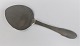 Georg Jensen. 
Sølv (925). 
Kugle. 
Kagespade. 
Længde 18,3 cm.
