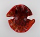 Organisk formet Murano skål i mundblæst kunstglas. Røde nuancer. Italiensk design, ...