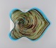 Stor Murano skål i polykromt mundblæst kunstglas med bølget kant. Italiensk design, ...