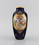 Antik Wien vase i håndmalet porcelæn. Klassicistiske motiver og gulddekoration på mørkeblå ...