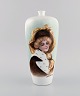 H. Hedenborg 
for Rosenthal. 
Antik vase i 
håndmalet 
porcelæn med 
kvindeportræt. 
Ca. 1900.
Måler: ...