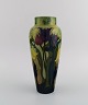 Zuid-Holland, Gouda. Antik art nouveau vase i glaseret keramik med håndmalede blomster og ...