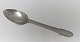 Georg Jensen. 
Sølvbestik. 
Sterling (925). 
Kugle. 
Barneske. 
Længde 15,2 cm.