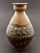 H A Kähler 
keramik vase 
26,5 cm. revne 
ved hals emne 
nr. 507351