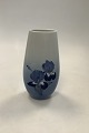 Lyngby 
Porcelænsvase 
med blomster 
Motiv No 
101-2-35
Måler 18,5cm / 
7.28 inch