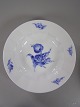 R.C. 10/8546 
Blå Blomst 
Kantet Dyb 
Tallerken 1. 
Sort.
H: 5 cm.  D. 
25 cm.