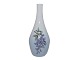 Bing & Grøndahl lille vase med blå blomster.Af fabriksmærket ses det, at denne er produceret ...