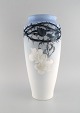 Bertha 
Nathanielsen 
for Royal 
Copenhagen. 
Stor unika art 
nouveau vase i 
håndmalet 
porcelæn. Hvid 
...