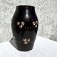 Keramik vase, 
Brun med hvide 
snirkler, 25cm 
høj, 19cm bred, 
Mærket: KK 181 
*Med flere 
afslag i ...