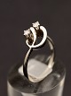 14 karat hvid 
guld ring 
størrelse 53 
med 2 zirkoner 
emne nr. 509610