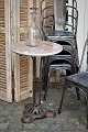 Gammelt fransk café bord med fin støbejerns fod og marmorplade på toppen. Bordet har en rigtig ...