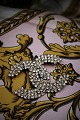 Vintage Chanel "CC" signaturbroche i guldmetal og Chanel-rhinsten.(1 lille sten mangler) ...