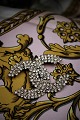 Vintage Chanel 
"CC" 
signaturbroche 
i guldmetal og 
Chanel-rhinsten.

(1 lille sten 
mangler) ...