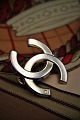Vintage Chanel 
"CC" 
signaturbroche 
i forgyldt 
metal.
Måler: 
3,7x5cm.

