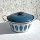 Catrineholm, 
Lotus gryde, 
Blå, 28cm 
(Incl. hank) 
11,5cm høj, 
Design Grete 
Prytz Kittelsen 
*Med ...