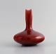 Tidlig Rörstrand art nouveau vase i glaseret fajance. Smuk glasur i røde nuancer. Tidligt ...