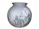 Bing & Grøndahl stor rund vase dekoreret med hvide roser.Bemærk denne vare er på vores ...