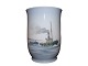 Bing & Grøndahl vase med en slæbebåd. Vasen er dekoreret hele vejen rundt.Bemærk denne vare ...