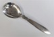 Georg Jensen. 
Kaktus. 
Serveringsske. 
Sterling (925). 
Længde 23 cm.