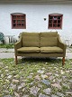Børge Mogensen 2. pers. sofa model 2208 betrukket med grønt uld stof og ben i teak. Produceret ...