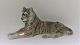 Royal 
Copenhagen. 
Porcelænsfigur. 
Liggende tiger. 
Model 714. 
Længde 30 cm. 
(1 sortering)