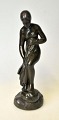 Andersen, Just 
(1884 - 1943) 
Danmark: 
Kvindefigur. D 
2100. 
Diskometal. 
Signeret. H.: 
15,5 ...