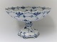 Königliches Kopenhagen. Musselmalet, vollspitze. Große Obstschale auf Fuß. 
Modell 1022. Höhe 17,5 cm. Durchmesser 28 cm. (2. Wahl)