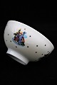 Royal 
Copenhagen 
juleskål 
"Jingle Bells" 
dekoreret med 
julemotiver på 
siden. H:6cm. 
Dia.:11,5m. ...