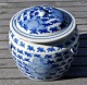 Kinesisk blå/hvid dekoreret porcelæns lågkrukke, 19. årh. Dekoreret med frugter og blomster. Med ...