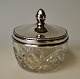 Krystalskål med 
sølvlåg, 1917, 
Danmark. 
Lågknop i form 
af 
blomsterknop. 
Stemplet. 
Højde: 8 cm. 
...