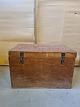 Kiste i massivt mahogni fra 1950erne.Den har brugsspor.H 59cm B 93cm D 60cm