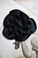 Original Vintage Chanel blomster broche i tyk sort silke stof.Dia: 8cm.
