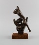 Clarence Blum (1897-1984), svensk billedhugger. Bronzefigur af nøgen kvinde på træsokkel. Midt ...