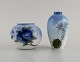 To Royal Copenhagen vaser i håndmalet porcelæn med blomster. 1960'erne. Største måler: 11,5 x ...