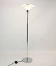 Gulvlampe, 
Model 3½-2½ 
krom, designet 
af Poul 
Henningsen med 
hvide opal 
glasskærme 
fremstillet ...