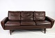 Brun læder sofa, model 64, designet af Georg Thams fremstillet af Vejen Polstermøbelfabrik fra ...
