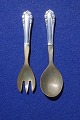 Georg Jensen 
Liliekonval 
sølvbestik 
Georg Jensen 
sølvtøj i 
sterling sølv 
og tretårnet 
sølv. ...