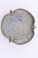 Arne Bang stentøj, skål i smuk glasur med brune og blå elementer. diameter 24cm. højde 4,5cm. ...