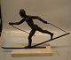 Skiløber  25 x 
42 cm - bronze 
på marmorfod 
12.5 x 22.5 cm 
Signeret Kelsey 
76 ...