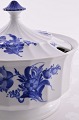 Kgl. Blå blomst Kongelig porcelæn. Royal Copenhagen Blå blomst kantet. Stor rund terrin nr. ...