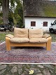 Design 2. Pers. Sofa i formbøjet lakeret bøgetræ med hynder betrukket i læder. Produceret ca. ...
