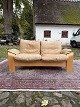 Design 2. Pers. 
Sofa i 
formbøjet 
lakeret bøgetræ 
med hynder 
betrukket i 
læder. 
Produceret ca. 
...
