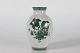Aluminia Fajance Grøn TranquebarVase med blomsterdekoration i grønne farver på lys ...