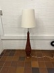 Dansk design 
standerlampe i 
glaseret 
stentøj med fod 
i massiv 
teaktræ sam 
justerbar 
højde. ...