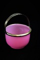 Gammel kandisskål i lyserød / violet opaline glas med messing hank.Højde:8 cm. Dia.:12cm.