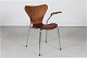 Arne Jacobsen 
(1902-1971)
Gl. 7'er stol 
model 3207 med 
armlæn
fremstillet af 
...