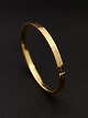 Forgyldt 
armring 6,3 x 
5,5 cm. B.0,5 
cm. flot stand 
emne nr. 516765