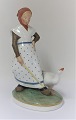 Royal 
Copenhagen. 
Porcelænsfigur. 
Gåsepige i 
farver. Model 
528. Højde 18,5 
cm. (1 
sortering)
