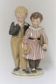 Royal 
Copenhagen. 
Porcelænsfigur. 
Flugten til 
Amerika i 
farver. Model 
1761. Højde 
20,5 cm. (1 ...